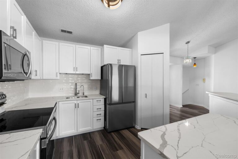 6680 Ridgefield Cir, West Bloomfield Charter Township