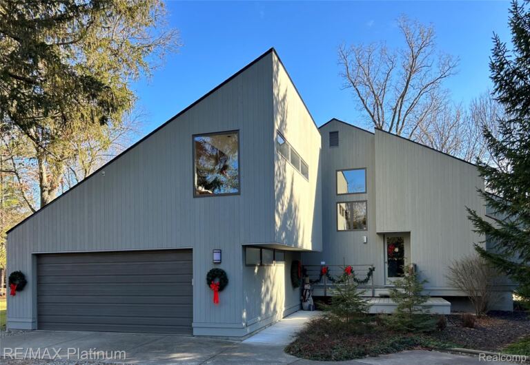 2558 Cedar Lane Ct, Hartland Township