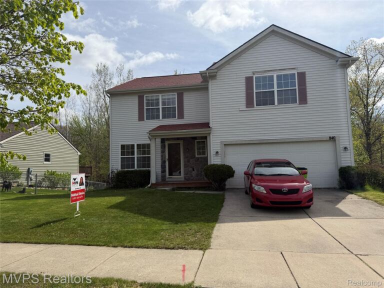 840 Andover Woods Dr, Fenton