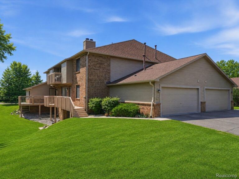 7058 Elmhurst, West Bloomfield