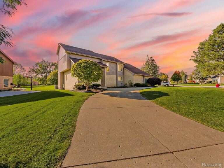 5412 Kingsway Ct, West Bloomfield