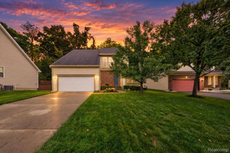 2752 W Amberly Blvd, Oceola Township