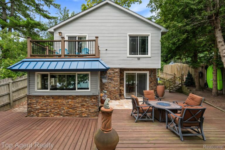 312 Beach Dr, Oakland Charter Township