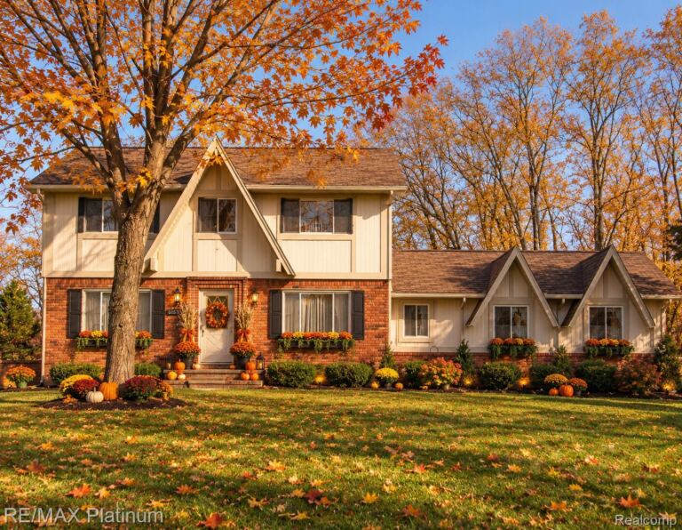 6133 Oak Valley Dr, Hamburg Township
