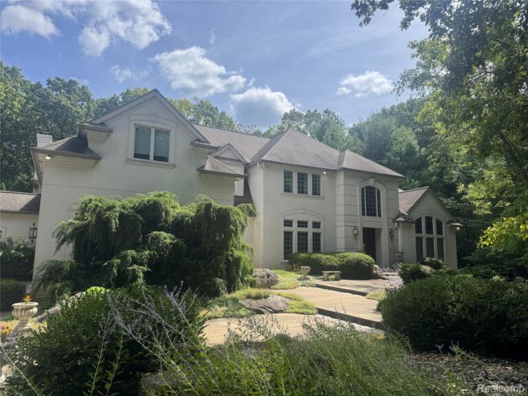 12240 Woodline Dr, Fenton