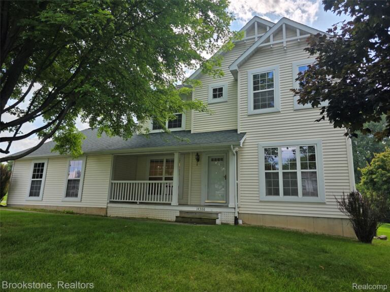 14388 Oak Leaf Trl, Fenton