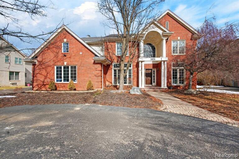 5874 Orchard Woods Dr, West Bloomfield