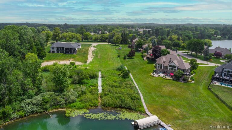 4172 Northshore Dr, Fenton