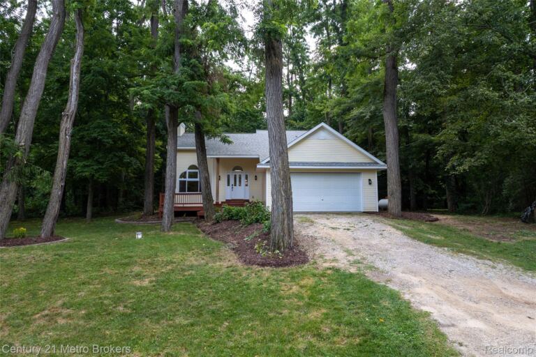 15117 Locust Grove Dr, Argentine Township