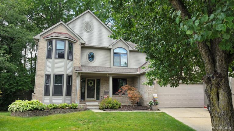 2525 Baltusrol Ct, Commerce Charter Township