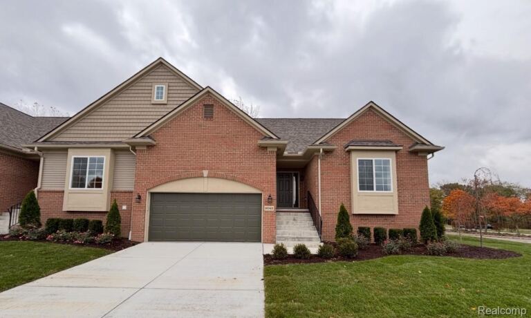 9042 Rhyan Rd, White Lake