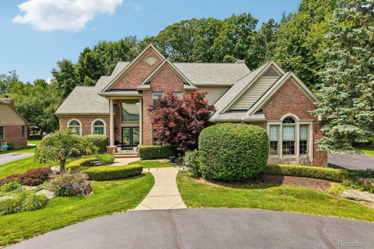 4500 Boxwood Ct, Oakland Charter Township