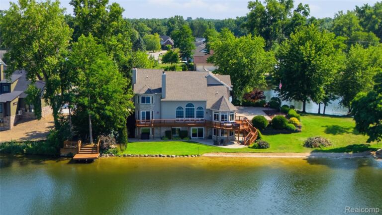 9669 Steephollow Dr, White Lake