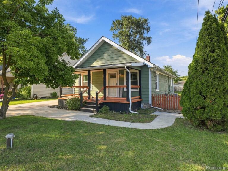 120 Oriole St, Commerce Charter Township
