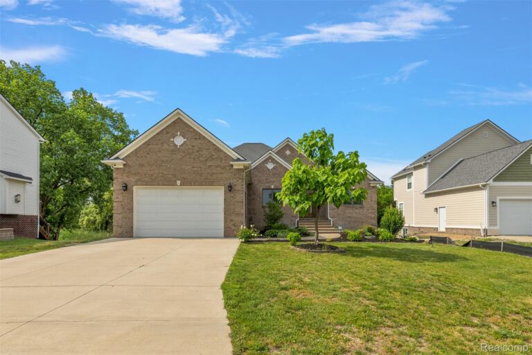 1820 Crimson Ridge Dr, Commerce Charter Township