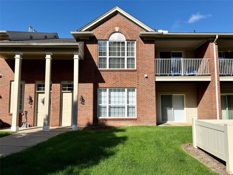 18107 Chesapeake Cir, Commerce Charter Township