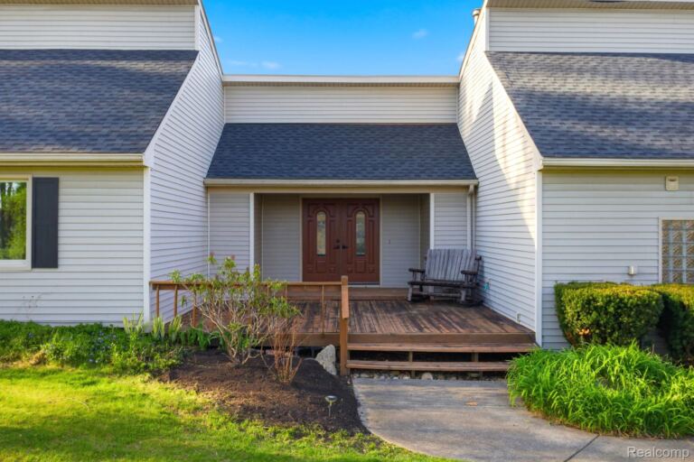 2411 Wixom Trl, Milford