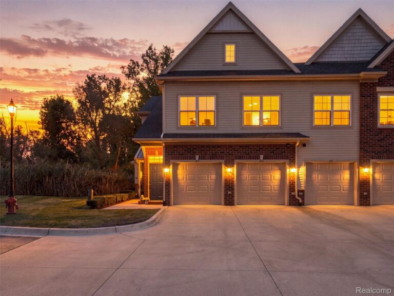 622 Pointe Dr, Walled Lake
