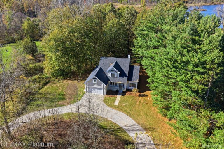 2026 Yorway Dr, Howell