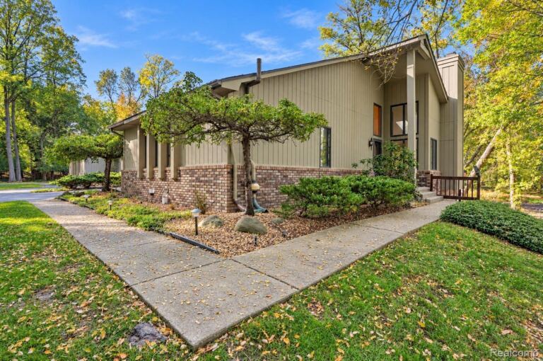 7550 Hemlock Dr, West Bloomfield Charter Township