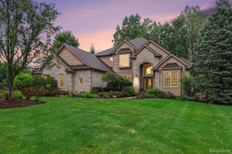 4875 Green Meadow Ln, Oakland Charter Township