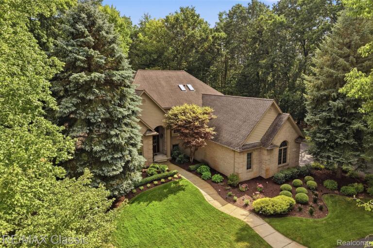 6015 Lynne Hollow Dr, Commerce Charter Township