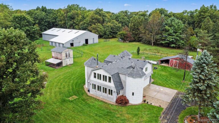 2651 Fenton Rd, Hartland