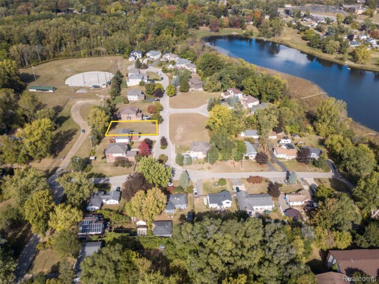 257 Madeleine Ln, Waterford
