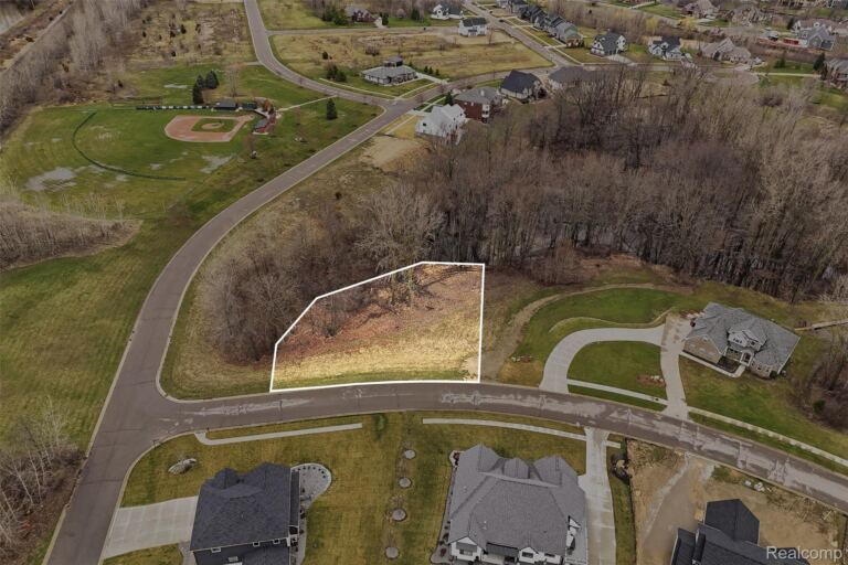 4336 McCormick Dr, Fenton