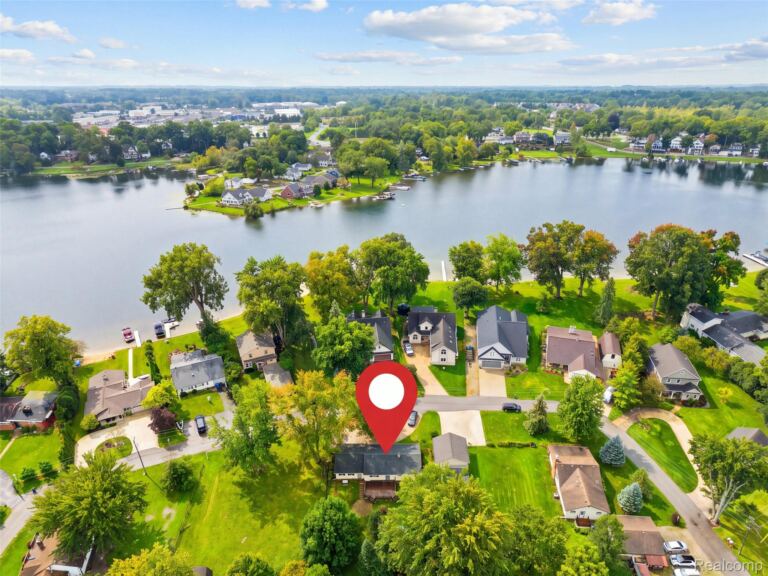1353 Elmhurst Dr, Genoa Township