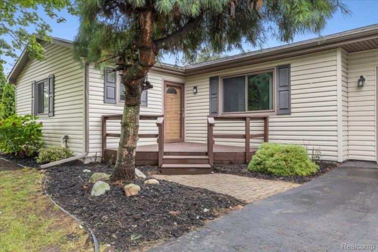 6412 Wildflower Ln, Green Oak Township