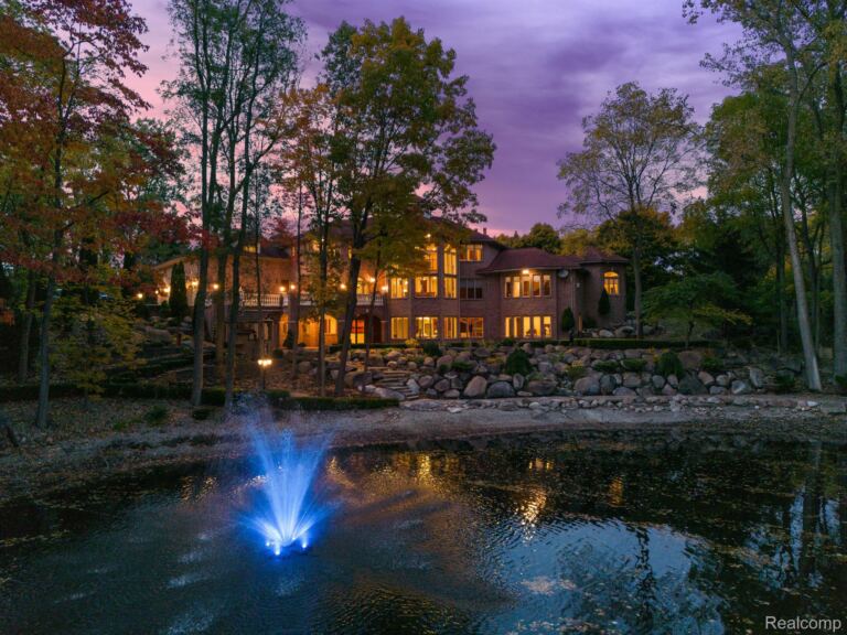 255 Camelot Way, Oakland Charter Township