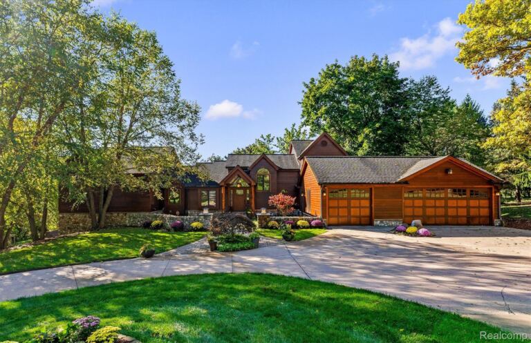 4455 Heron St, Oakland Charter Township