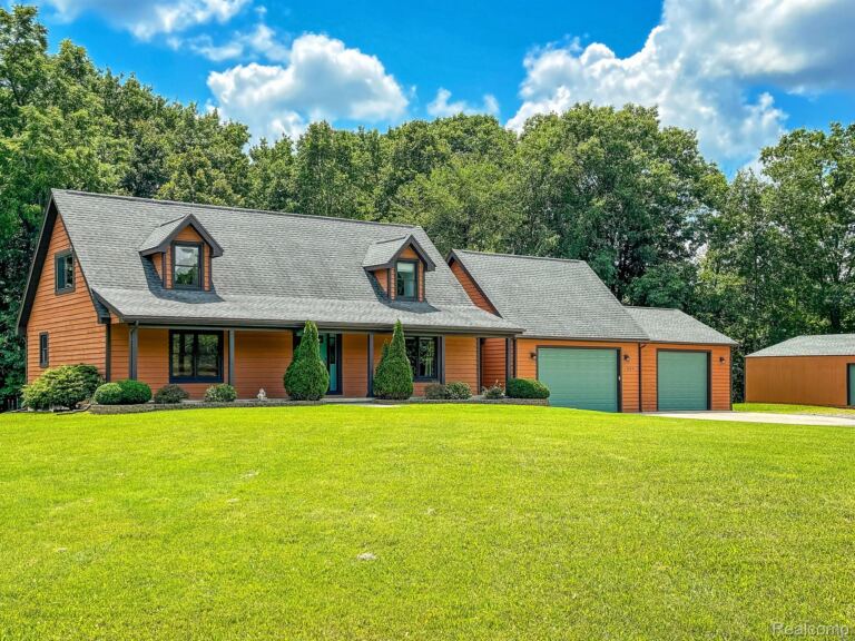 7653 Chase Lake Rd, Fowlerville