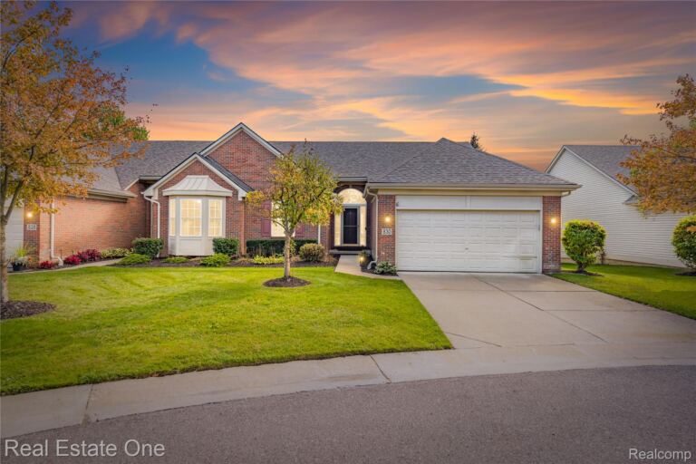 830 Woodhaven Dr, Commerce Charter Township