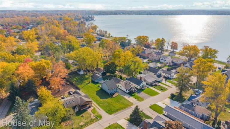 138 Welfare Blvd, Walled Lake
