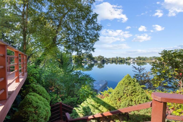 3379 Wormer Dr, Waterford