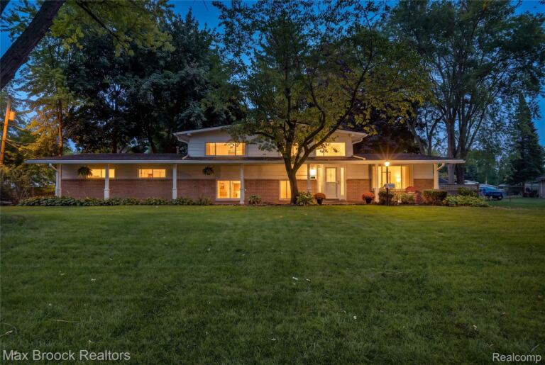 1752 Middle Trail Rd, Commerce Charter Township