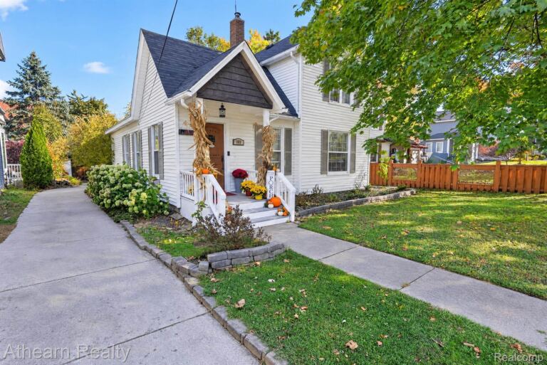 703 S Leroy St, Fenton