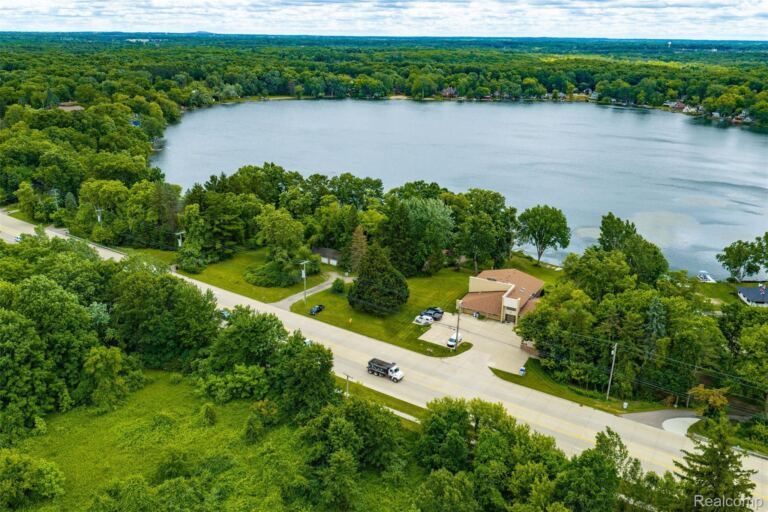 11034 Grand River Rd, Green Oak Township