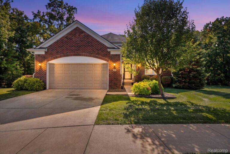 271 Bozeman Ct, Oceola Township