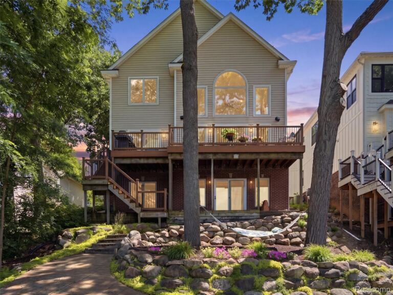 3962 Highcrest Dr, Genoa Township
