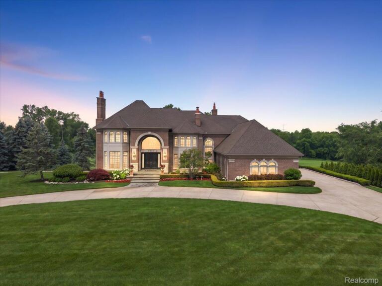 4650 Gatehouse Ct, Oakland Charter Township