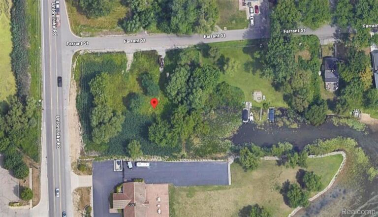 8185 Farrant St, Commerce Charter Township
