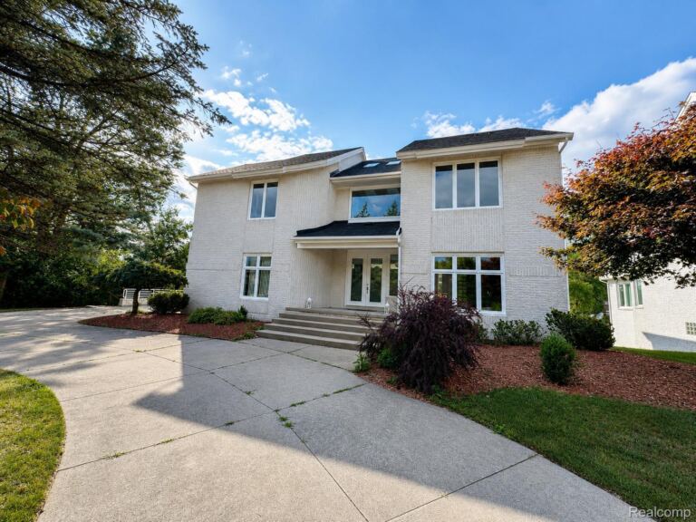 6446 Royal Pointe Dr, West Bloomfield
