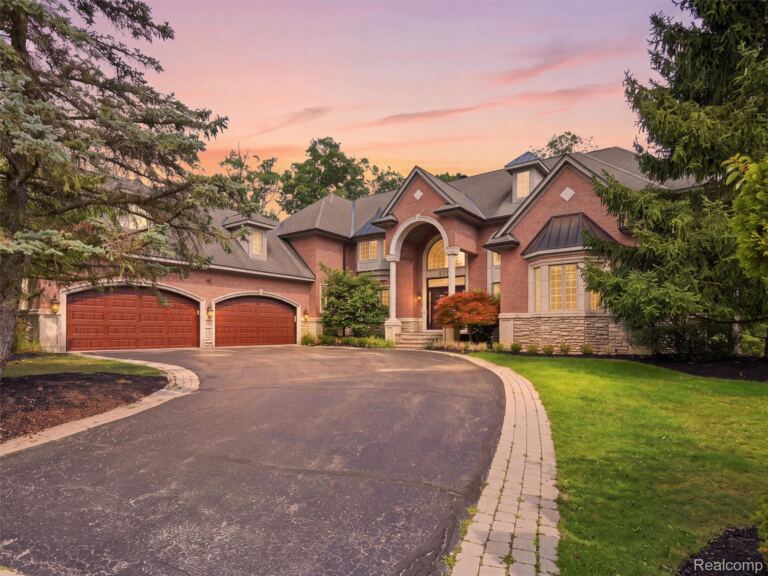 6933 Kirkbridge Hl, West Bloomfield
