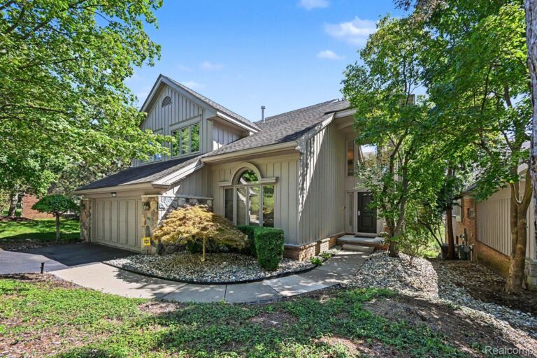 4807 Mirror Lake Dr, West Bloomfield