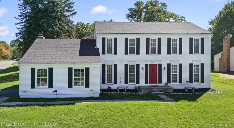 4467 Apple Valley Ln, West Bloomfield