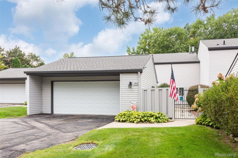 2818 Breckenridge Dr, Genoa Township