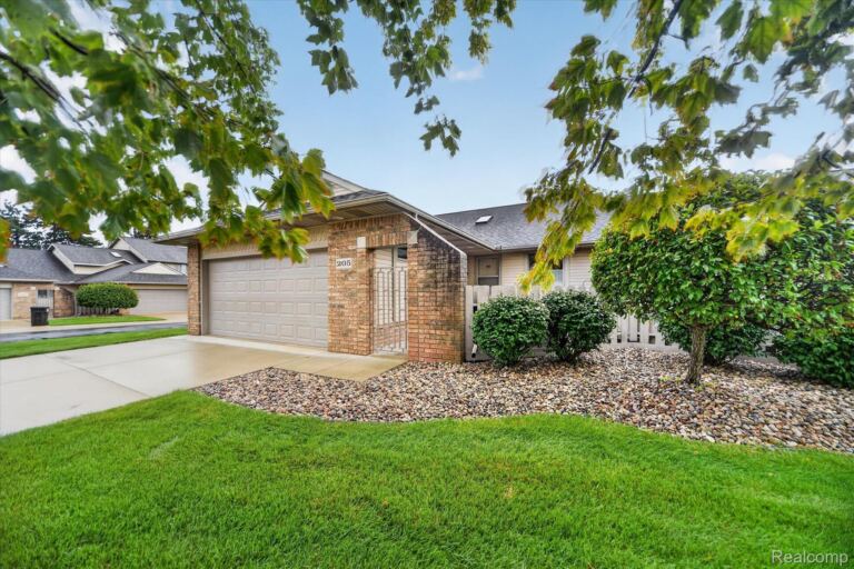 205 Addison Cir, Fowlerville